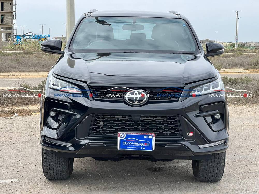 toyota-fortuner-gr-s