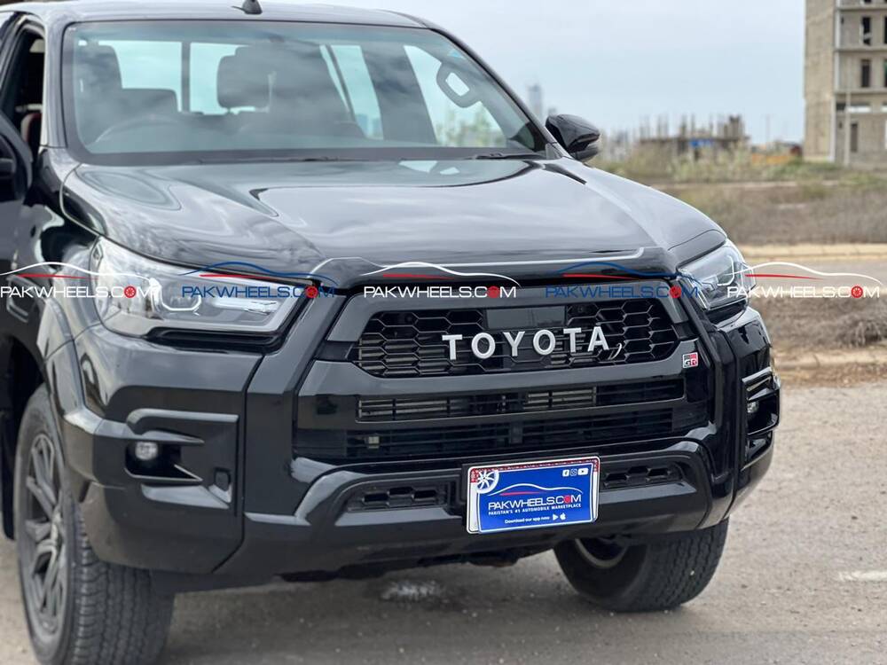 toyota-hilux-revo-gr-s
